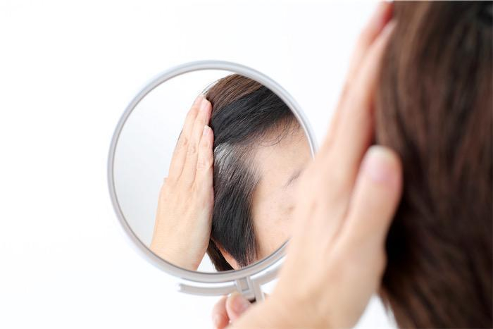 ホホバオイルがおすすめ「頭皮マッサージで白髪ケア」効果と使い方解説