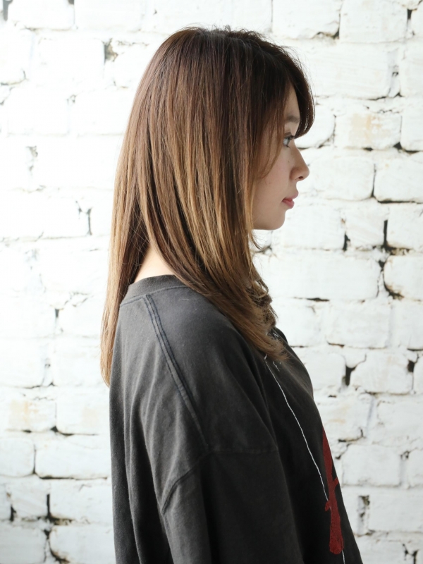長めミディアムストレート×流し前髪で大人ナチュラル