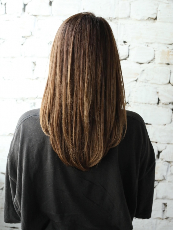 長めミディアムストレート×流し前髪で大人ナチュラル