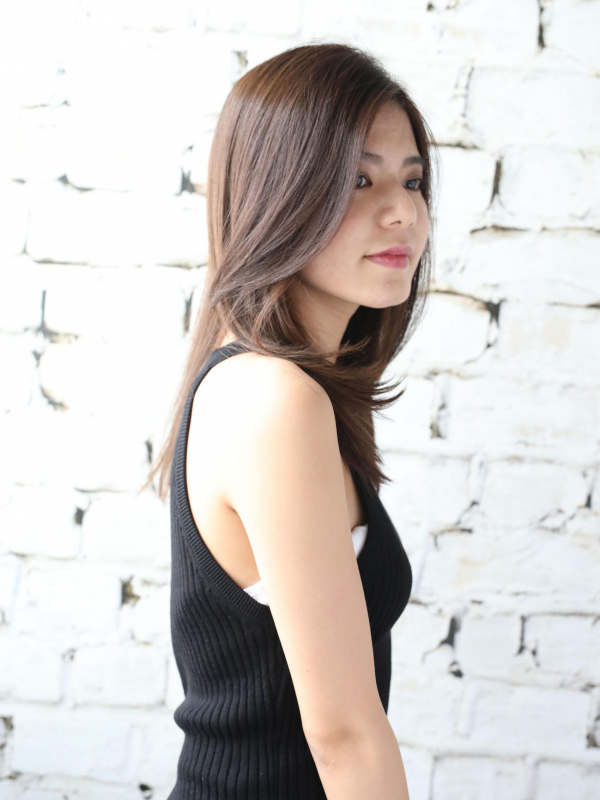 大人のミディアムレイヤーストレート／黒髪や面長さんに◎