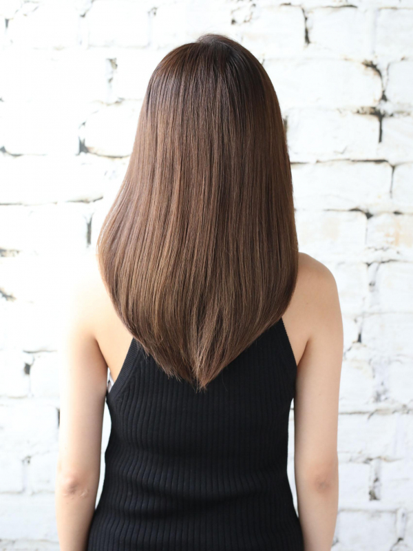 大人のミディアムレイヤーストレート／黒髪や面長さんに◎