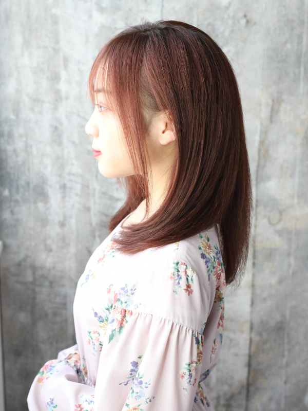 シースルーバング×暖色カラーのミディアムレイヤーストレート