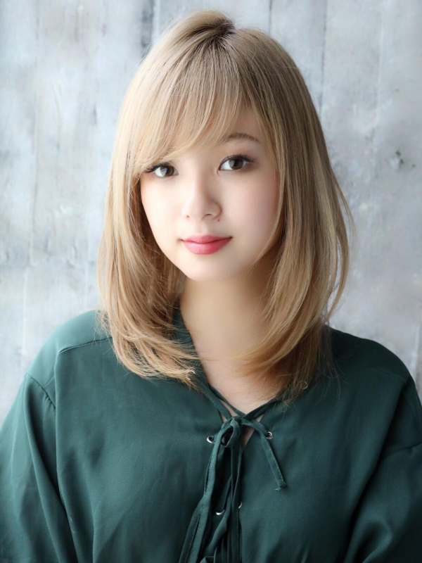 ハイトーンなミディアムレイヤーストレート×前髪あり
