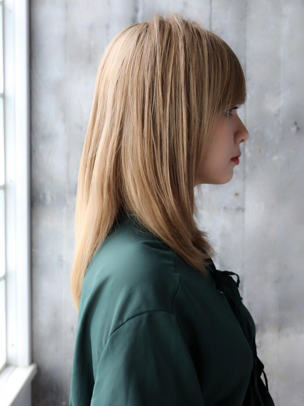ハイトーンなミディアムレイヤーストレート×前髪あり