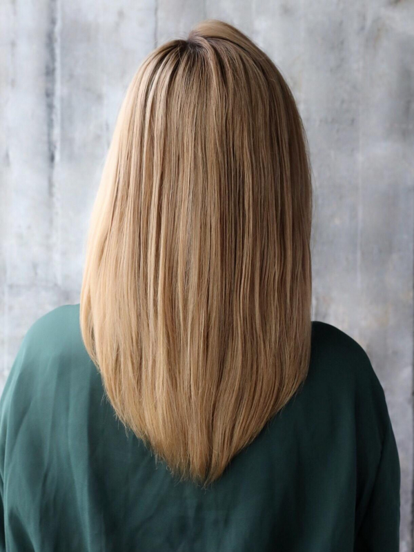 ハイトーンなミディアムレイヤーストレート×前髪あり