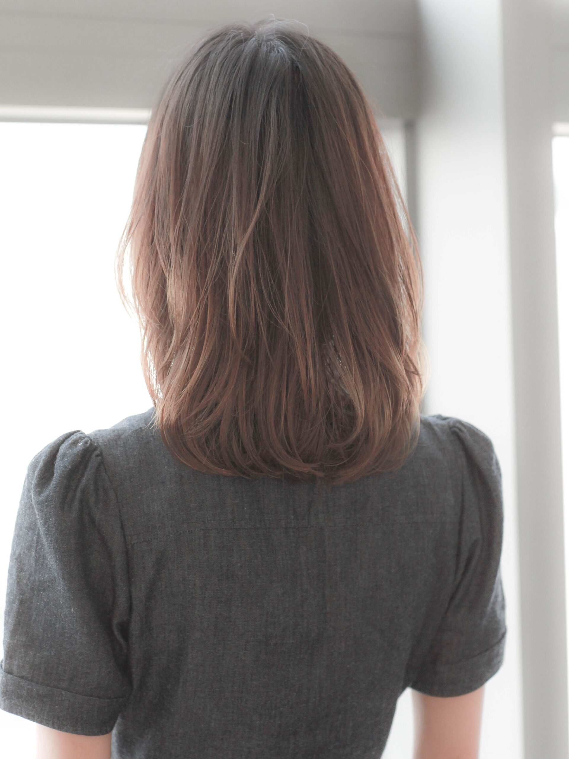 内巻きウルフカットのひし形ミディアム×前髪あり