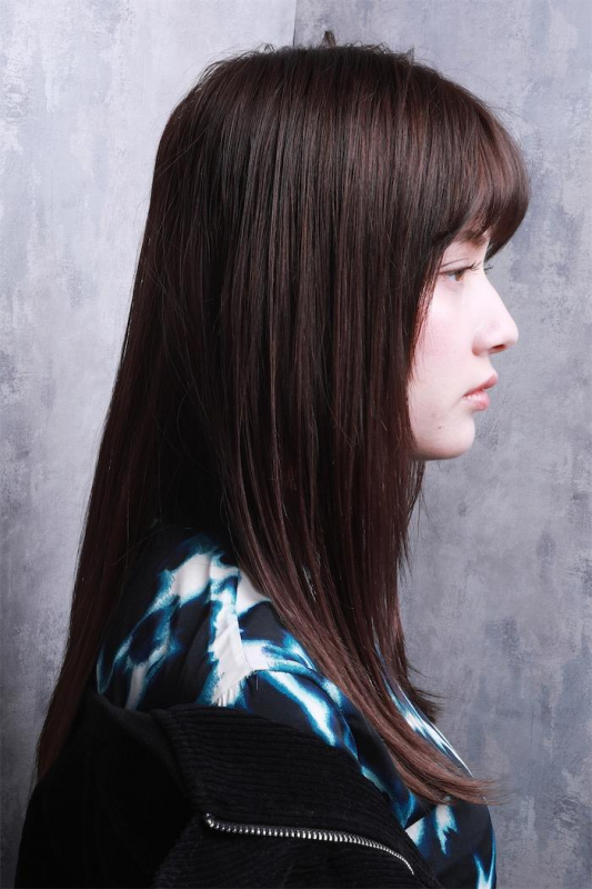 暗髪ミディアムロングでモードなクラシカルスタイル