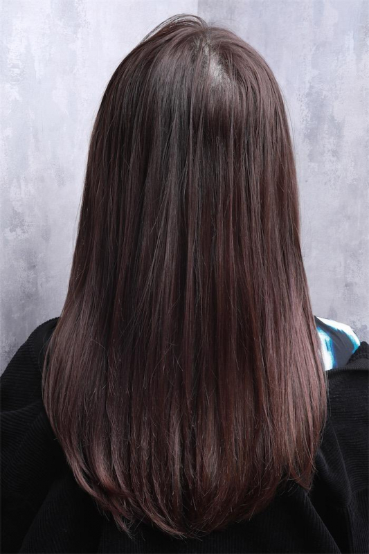 暗髪ミディアムロングでモードなクラシカルスタイル