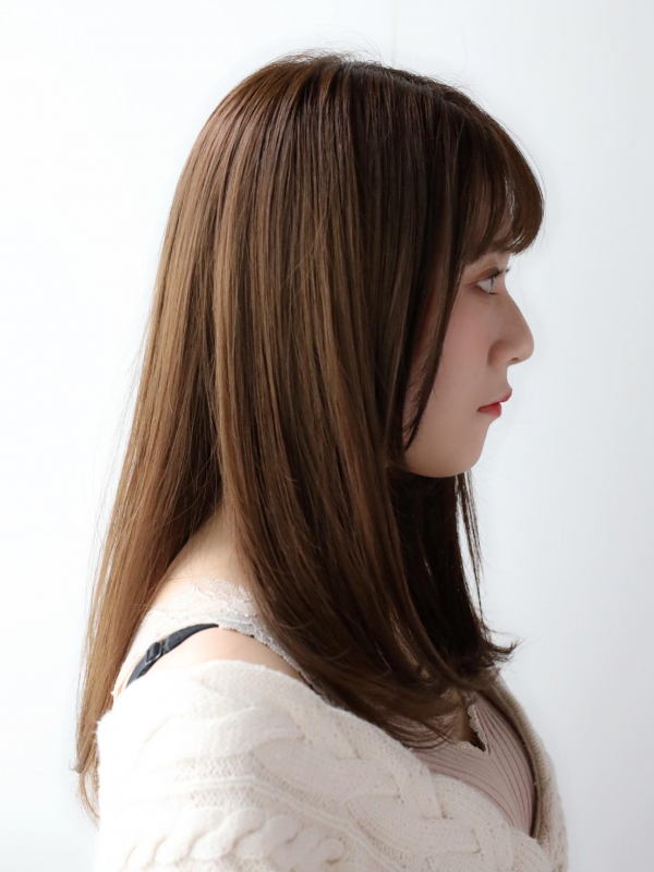 ナチュラルなミディアムレイヤーストレート