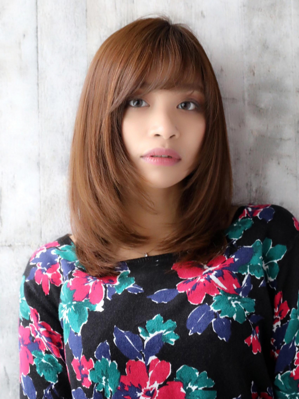小顔になれるミディアム×レイヤーストレート