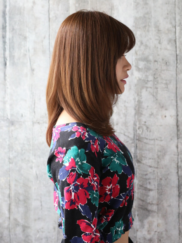 小顔になれるミディアム×レイヤーストレート