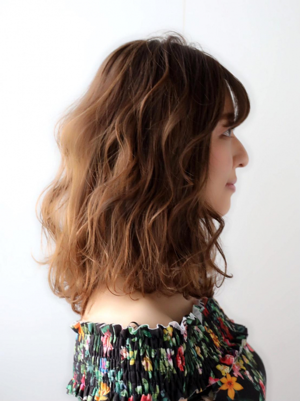 大きめスパイラルパーマの女っぽミディアム