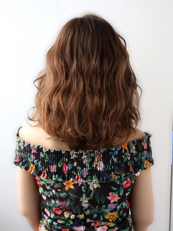 大きめスパイラルパーマの女っぽミディアム