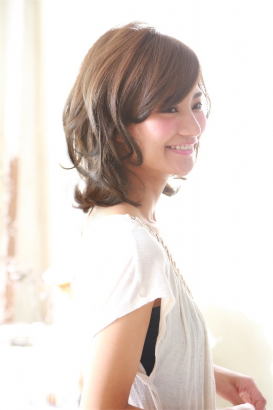 毛先の黒髪グラデーションカラーでエレガントミディアム