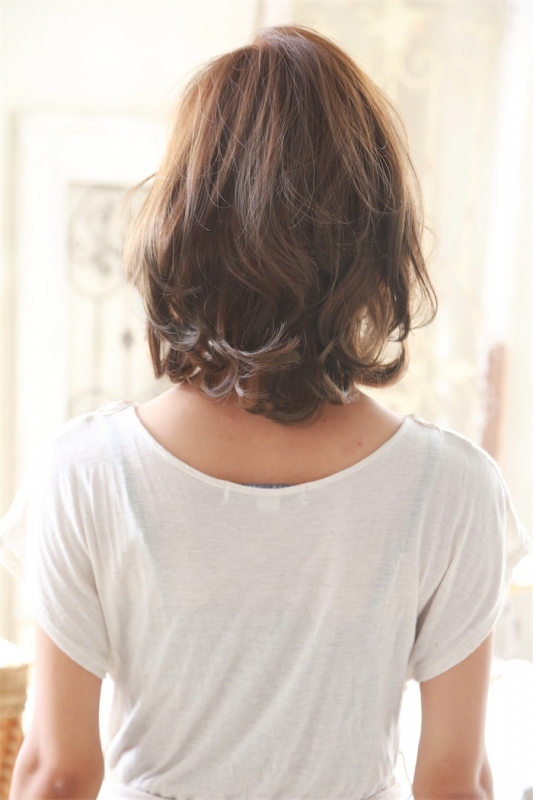 毛先の黒髪グラデーションカラーでエレガントミディアム