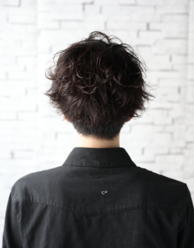 強めパーマのメンズミディアムヘア