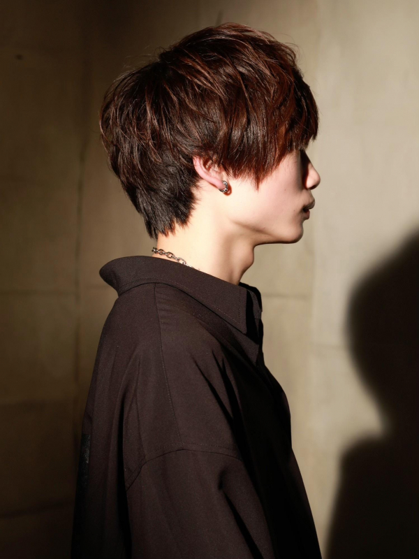 暗めカラーのメンズミディアムヘア