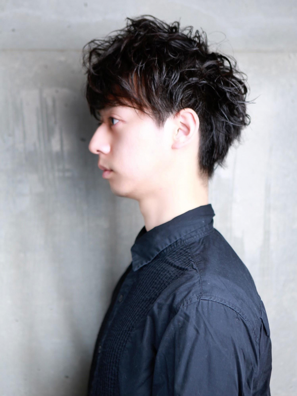 清潔感があるメンズの黒髪パーマ