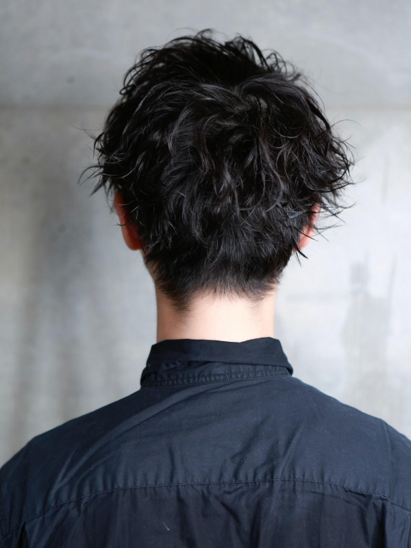 清潔感があるメンズの黒髪パーマ