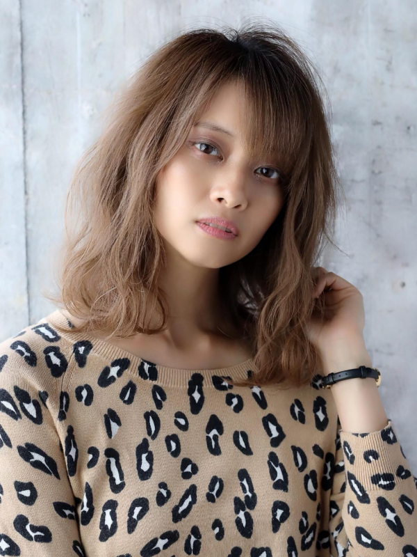 ホワイトアッシュの外国人風ミディアムスタイル