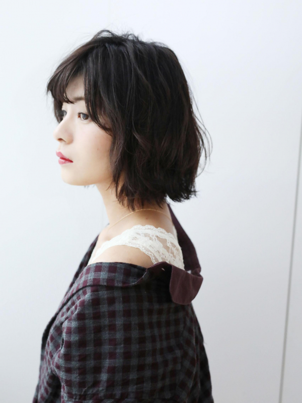 韓国風黒髪ミディアムボブの波ウェーブ×外ハネでアンニュイに