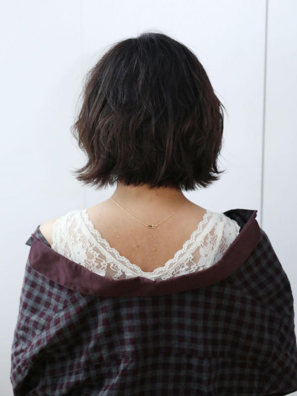 韓国風黒髪ミディアムボブの波ウェーブ×外ハネでアンニュイに