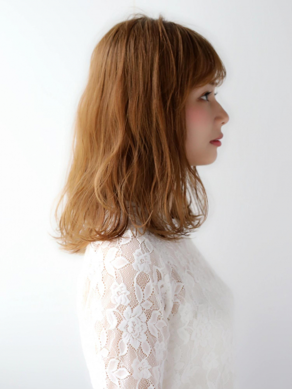 ゴールドベージュの垢抜けミディアム