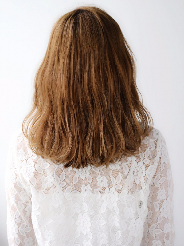 ゴールドベージュの垢抜けミディアム