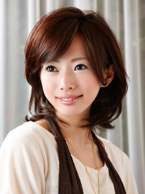 ゆるふわ巻きの上品なミディアムスタイル