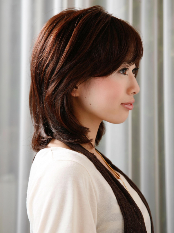 ゆるふわ巻きの上品なミディアムスタイル