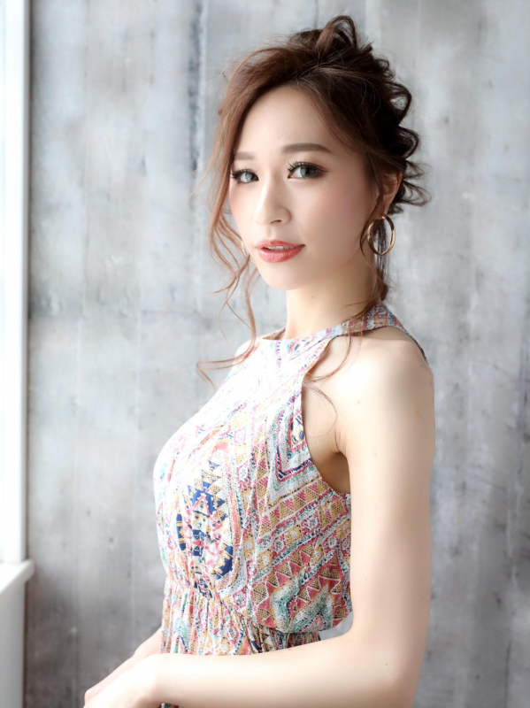 後れ毛が色っぽ！ロングヘアの編み込みポニーテールアレンジ