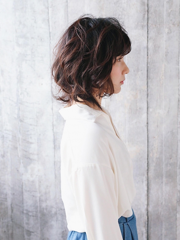 大人カジュアルなウルフミディアムパーマ