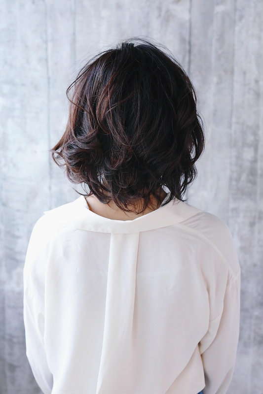 大人カジュアルなウルフミディアムパーマ
