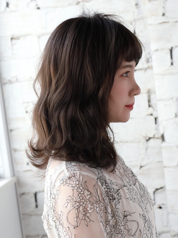ふわっと柔らかいパーマが可愛いオン眉ミディアムヘア