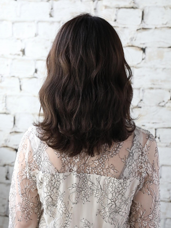 ふわっと柔らかいパーマが可愛いオン眉ミディアムヘア