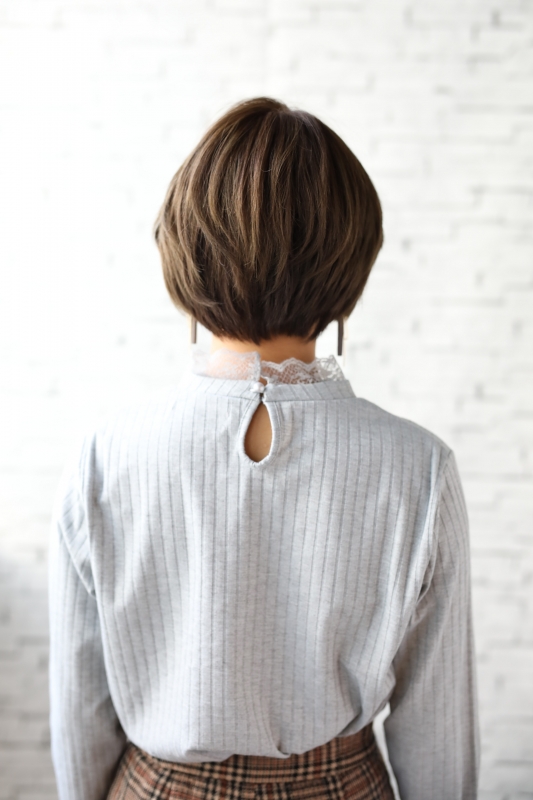 前髪なし×襟足短めの大人ストレートショートボブ