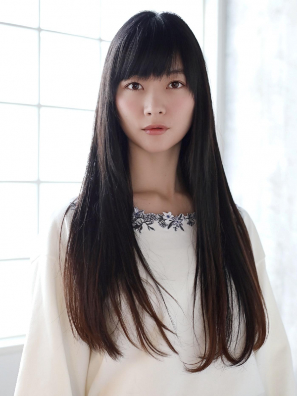 黒髪ストレートのロングヘア
