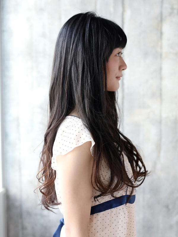 黒髪ロングヘアのゆるパーマスタイル