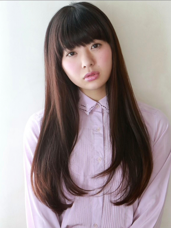 毛先重めな内巻きストレートのロングヘア