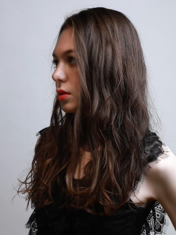 ランダムウェーブの前髪なしロングヘアー