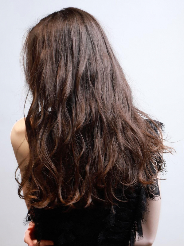 ランダムウェーブの前髪なしロングヘアー