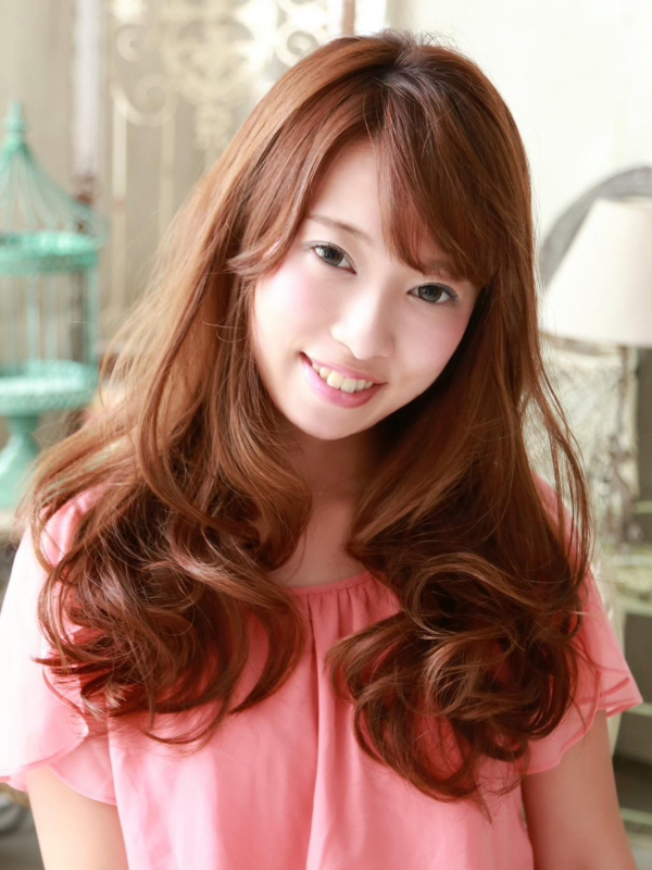 ランダムウェーブの巻き髪ロングヘア