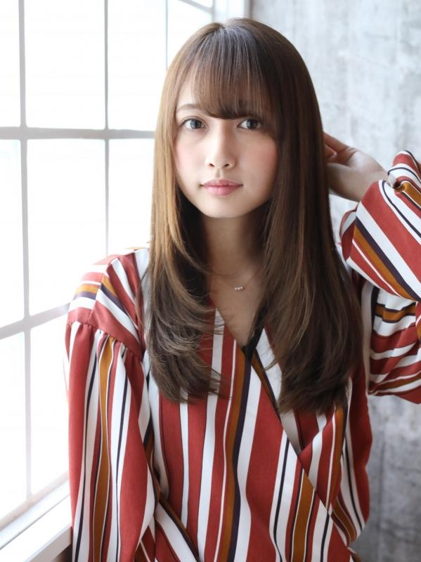 面長さんの小顔効果◎前髪ありのストレートロングヘア