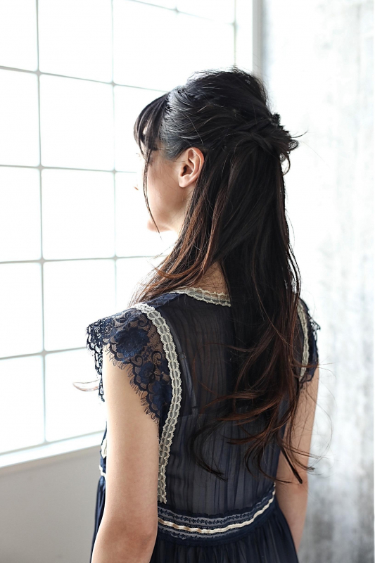 ロングヘアの編み込みお団子ハーフアップアレンジ