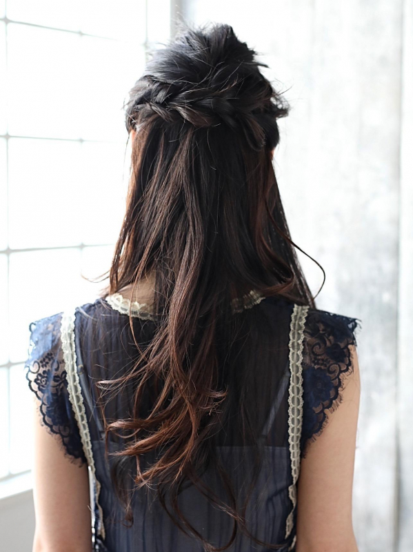 ロングヘアの編み込みお団子ハーフアップアレンジ