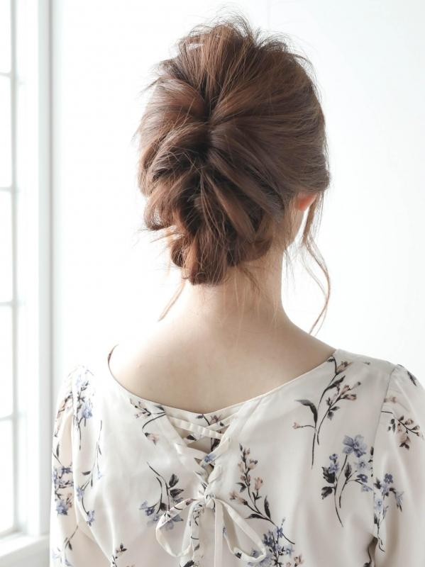 コツはくるりんぱ×お団子！ロングヘアの大人こなれアレンジ