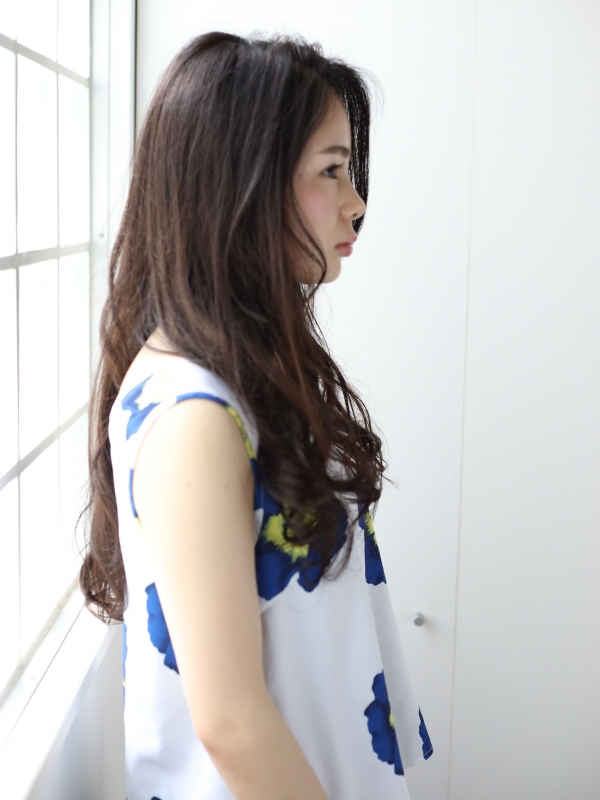 前髪なし×毛先ゆるふわパーマのロングヘア