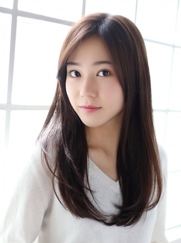 レイヤー少なめ韓国風ストレートロングヘア