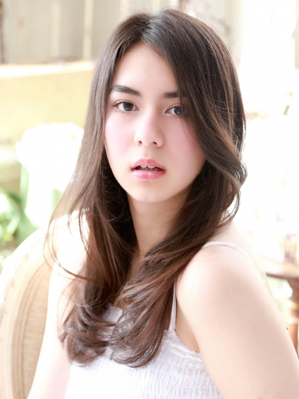 フェミニティレイヤーで韓国風セミロングストレート