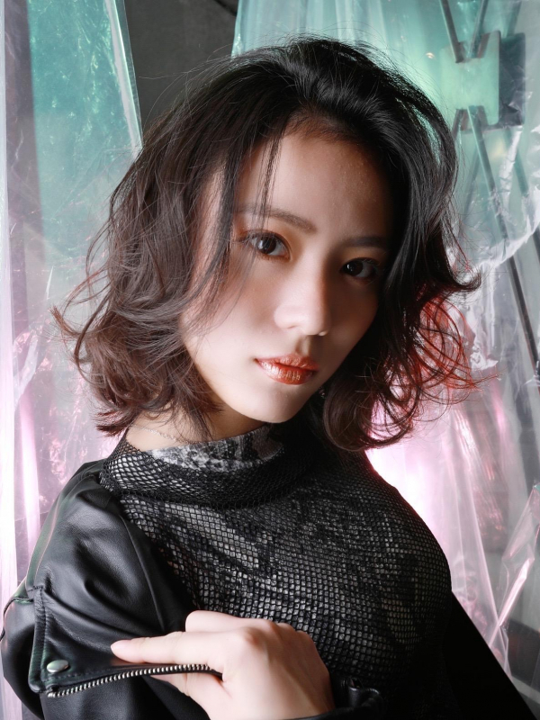 面長さんにおすすめ！ローレイヤーのミディアムウルフ